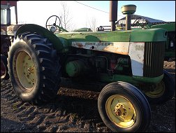 John Deere 830