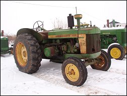 John Deere 820