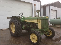 John Deere 830